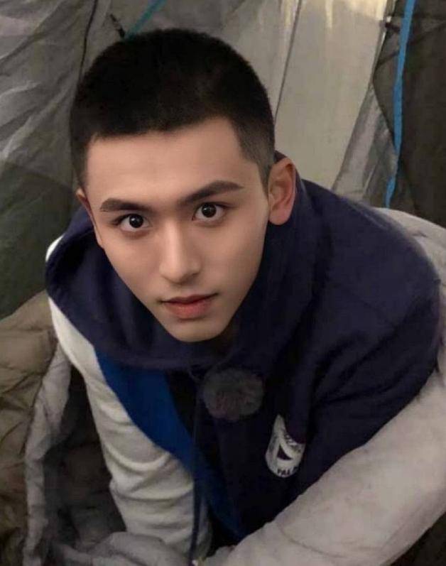 别再说寸头是"精神小伙"发型了,男生剪这3种短发,帅气又潮流_头发