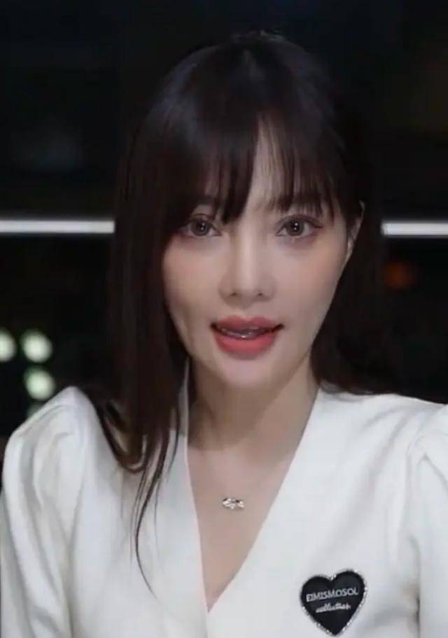 39岁李小璐近照脸变样?