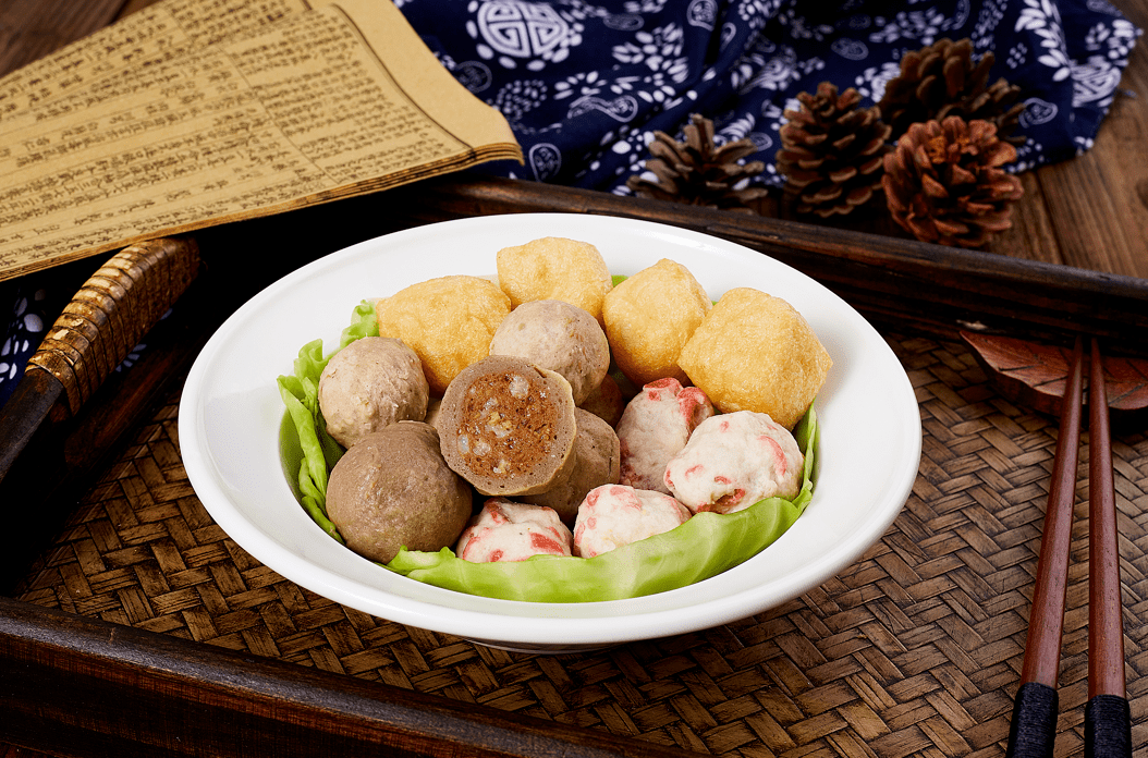 撒尿牛丸,鱼丸,虾丸丸子类也是火锅中的常客除了各种肉类和蔬菜在