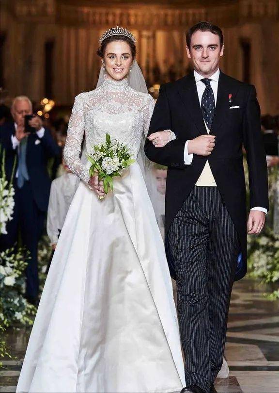 英皇体育官网盘点2021年皇室婚礼上的婚纱款式新颖独特佩戴的首饰才是亮点(图12)