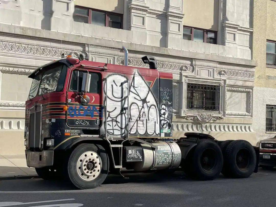 纽约巧遇经典拖头kenworth k100