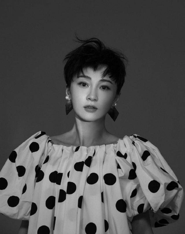 姚笛近况曝光!被传与富商分手后风格大变,短发造型模仿马伊琍?