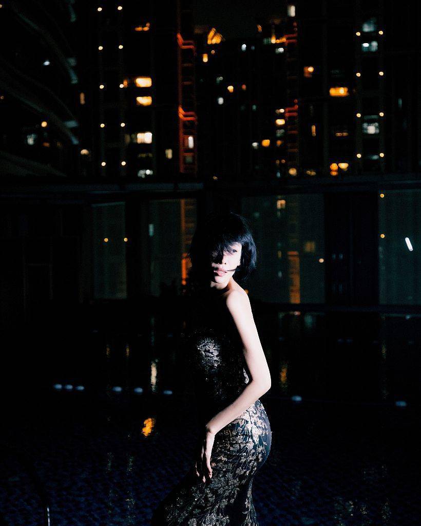 张蓝心亮相2021金鸡奖闭幕式穿亮片抹胸裙氛围感十足