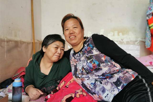女子22岁嫁智障男,难忍家暴无奈出走,遭车祸瘫痪在床11年_小草_生活