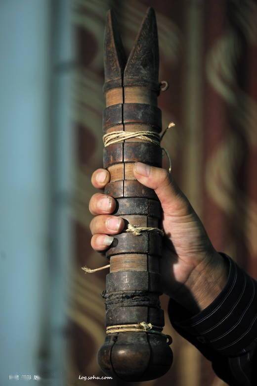 彝族毕摩彝族地区飘逸在人与神之间精神使者