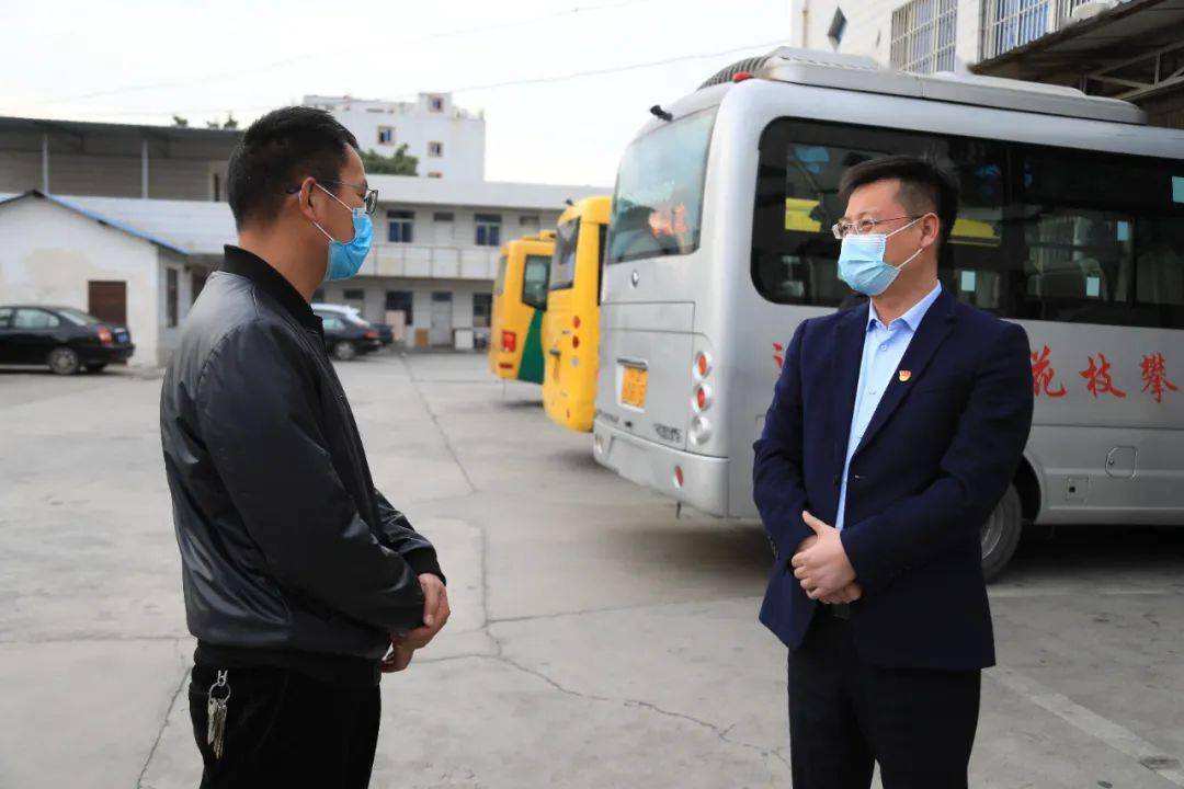 12月30日,县委书记王兴全率队前往鑫美联超市,盐边客运站,盐边高铁站