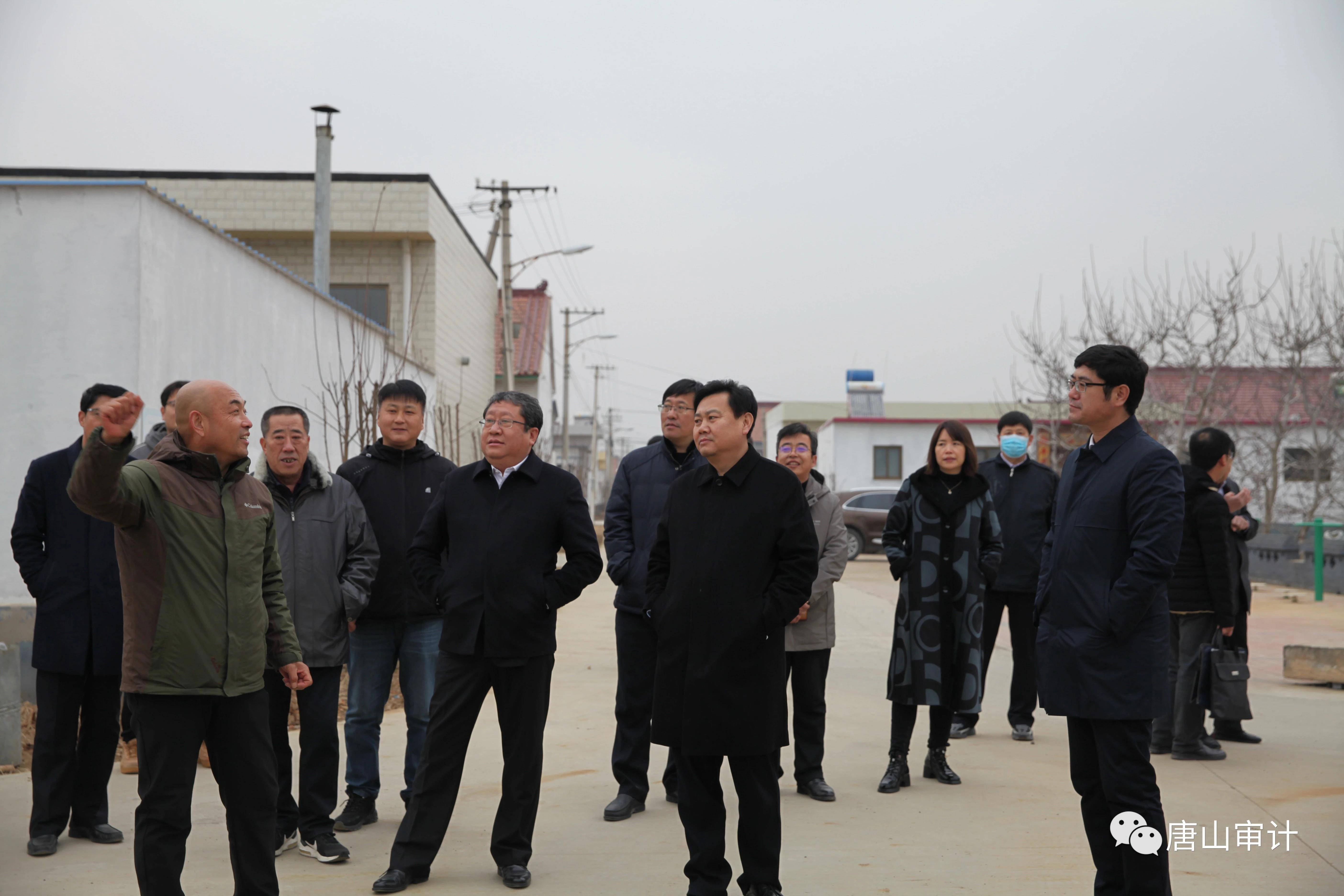 艾文志一行首先来到惠营房村中心广场参加法制宣传活