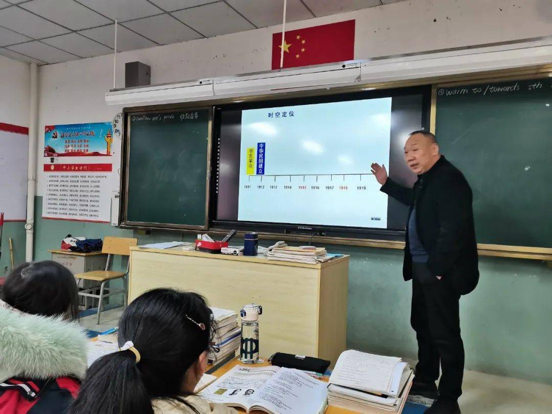 下午三点,教学交流活动分组分科进行.江陵一中老师分科进班听课.