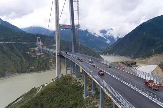雅康高速泸定大渡河兴康特大桥是一座建设在高海拔,高地震烈度带,复杂