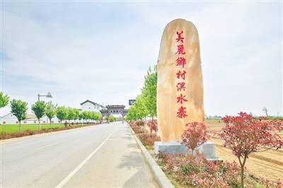 宽阔整洁的道路通向新郑市观音寺镇潩水寨村 通讯员 刘栓阳 摄荥阳高