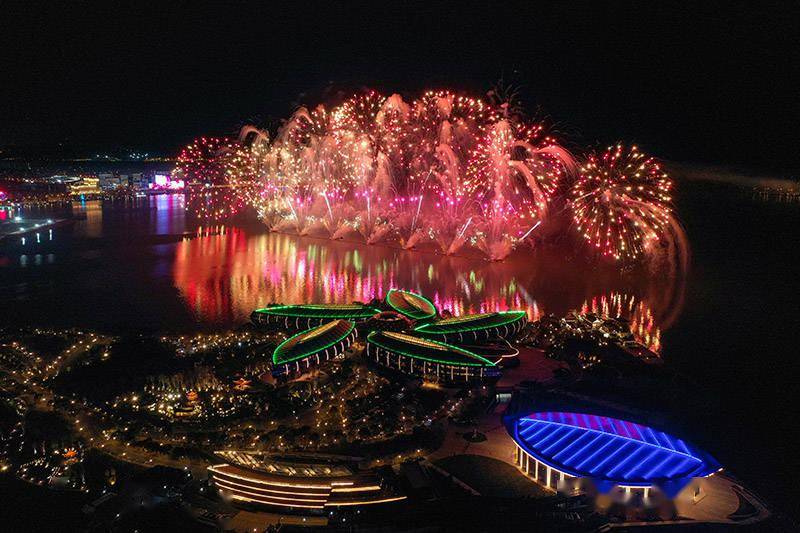 视频2022新年首夜滴水湖烟花绚烂临港新片区迎来第三个完整年