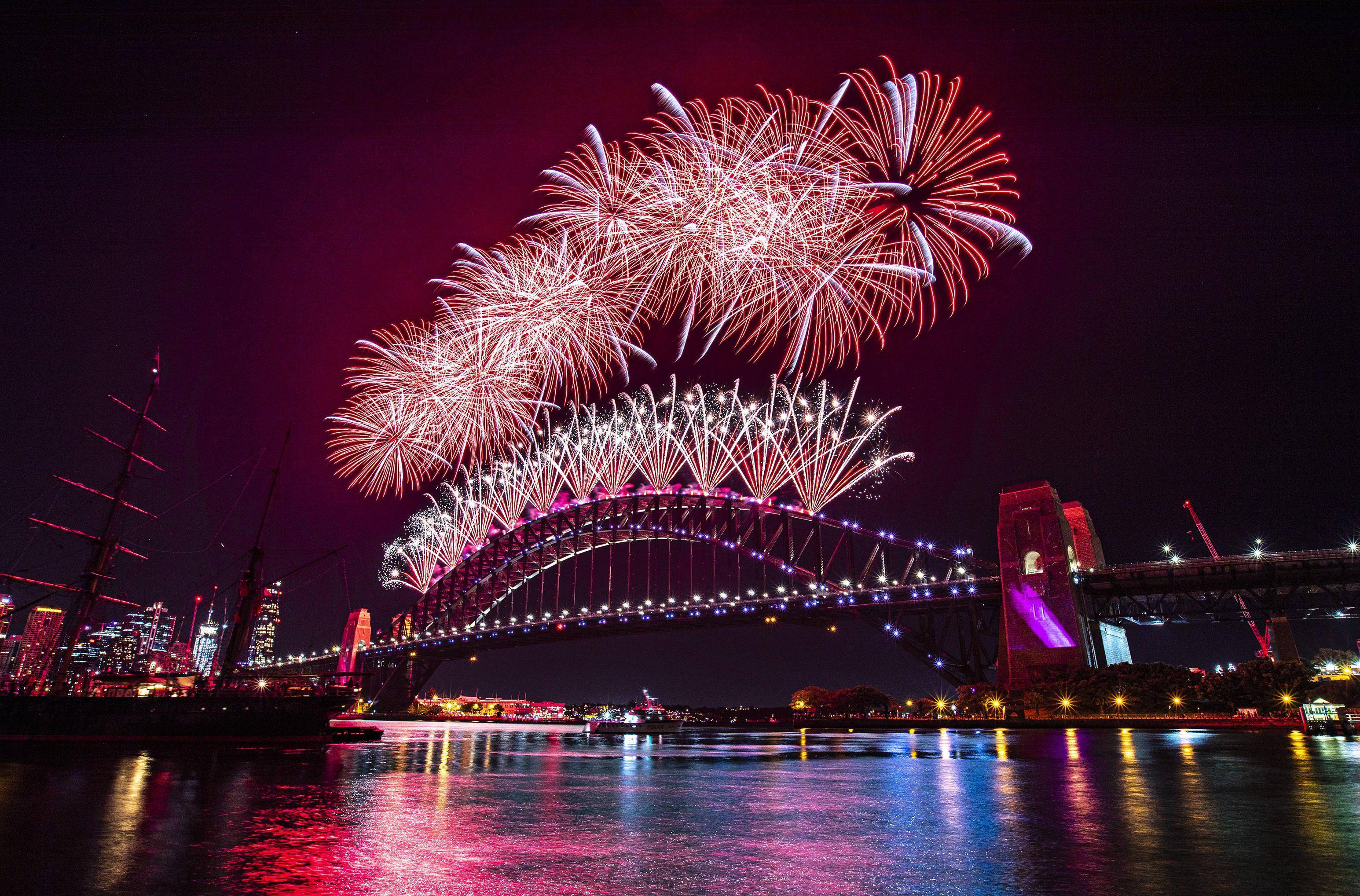 烟花飞舞迎新年图片