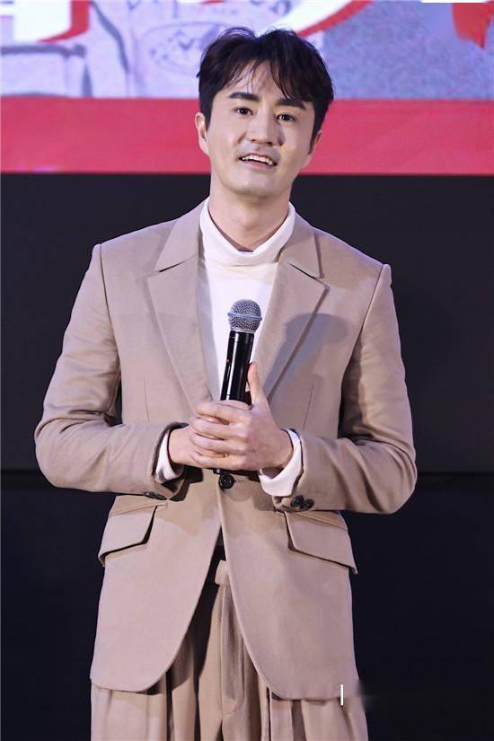 刘佳|毛晓彤杨玏《以年爱》CP感获赞 周雨彤等助阵首映