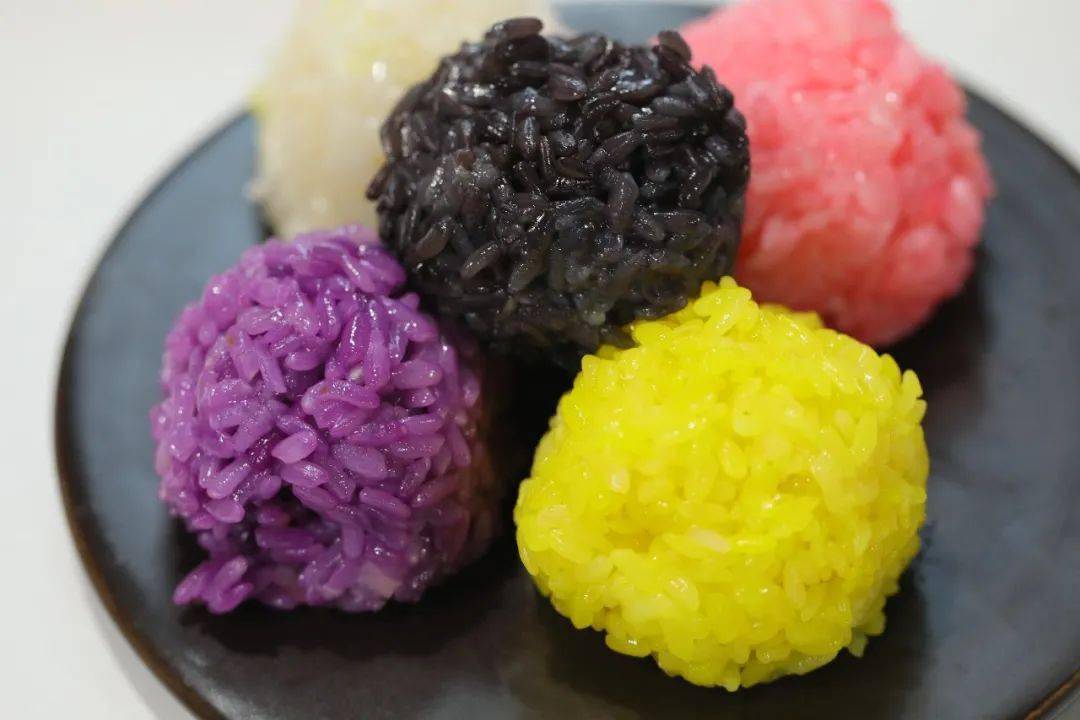 何不尝试做一次颜色鲜艳,营养又健康的五彩糯米饭团呢~用纯植物染色的