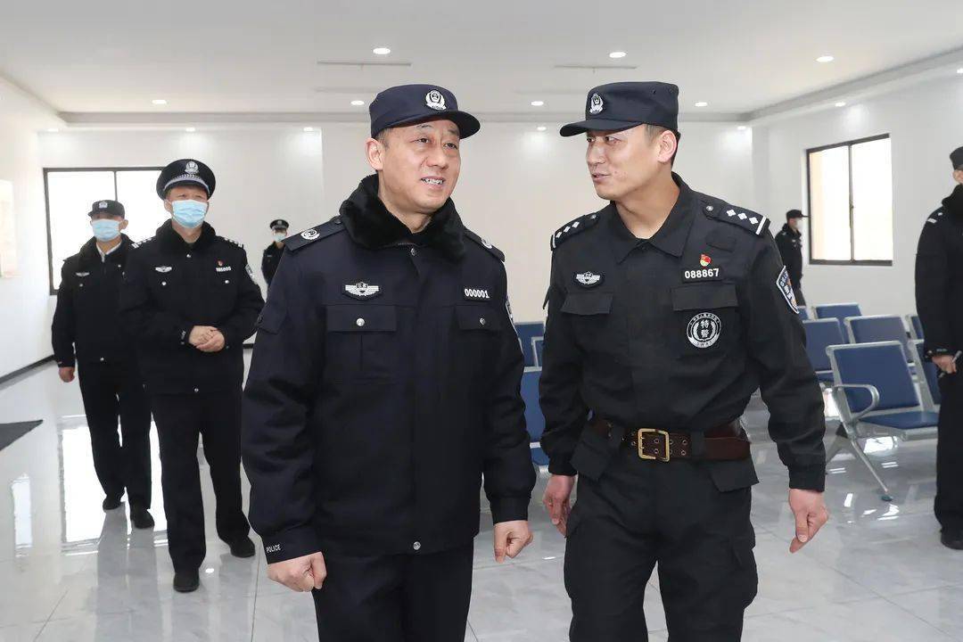 审讯室等设施建设情况,观摩了南京铁路公安处特警支队队员射击训练,与