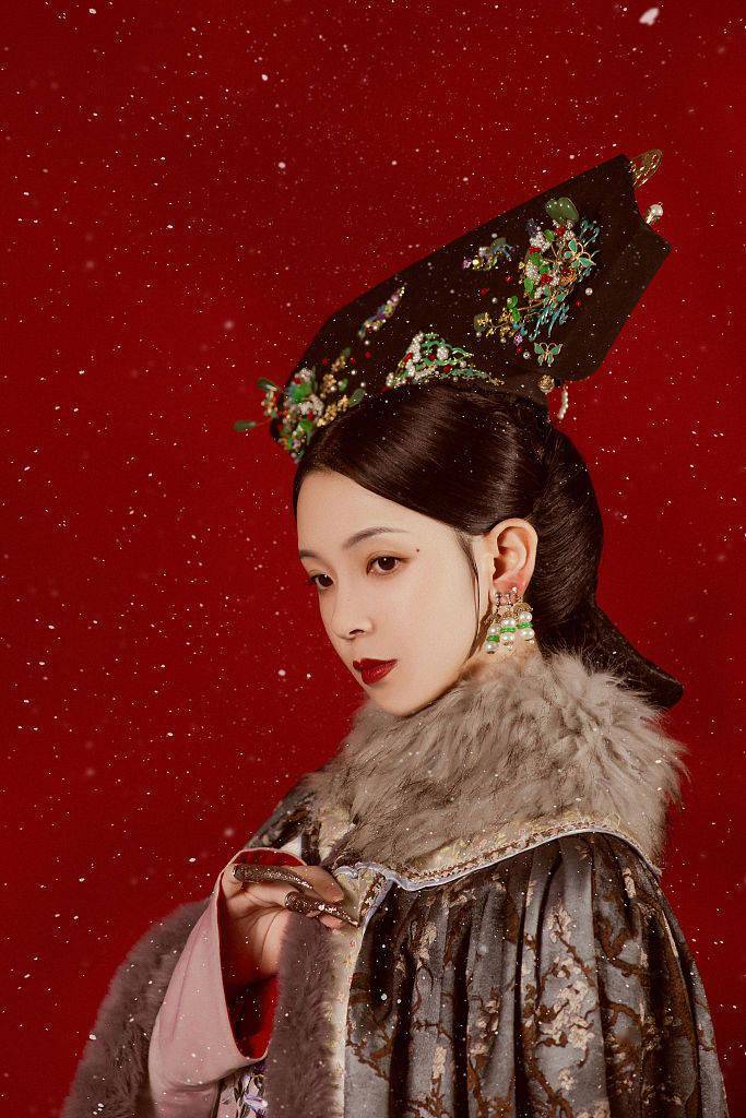 陈瑶冬日红墙清宫大片变古风美人亭亭玉立雪中撑伞深情凝望