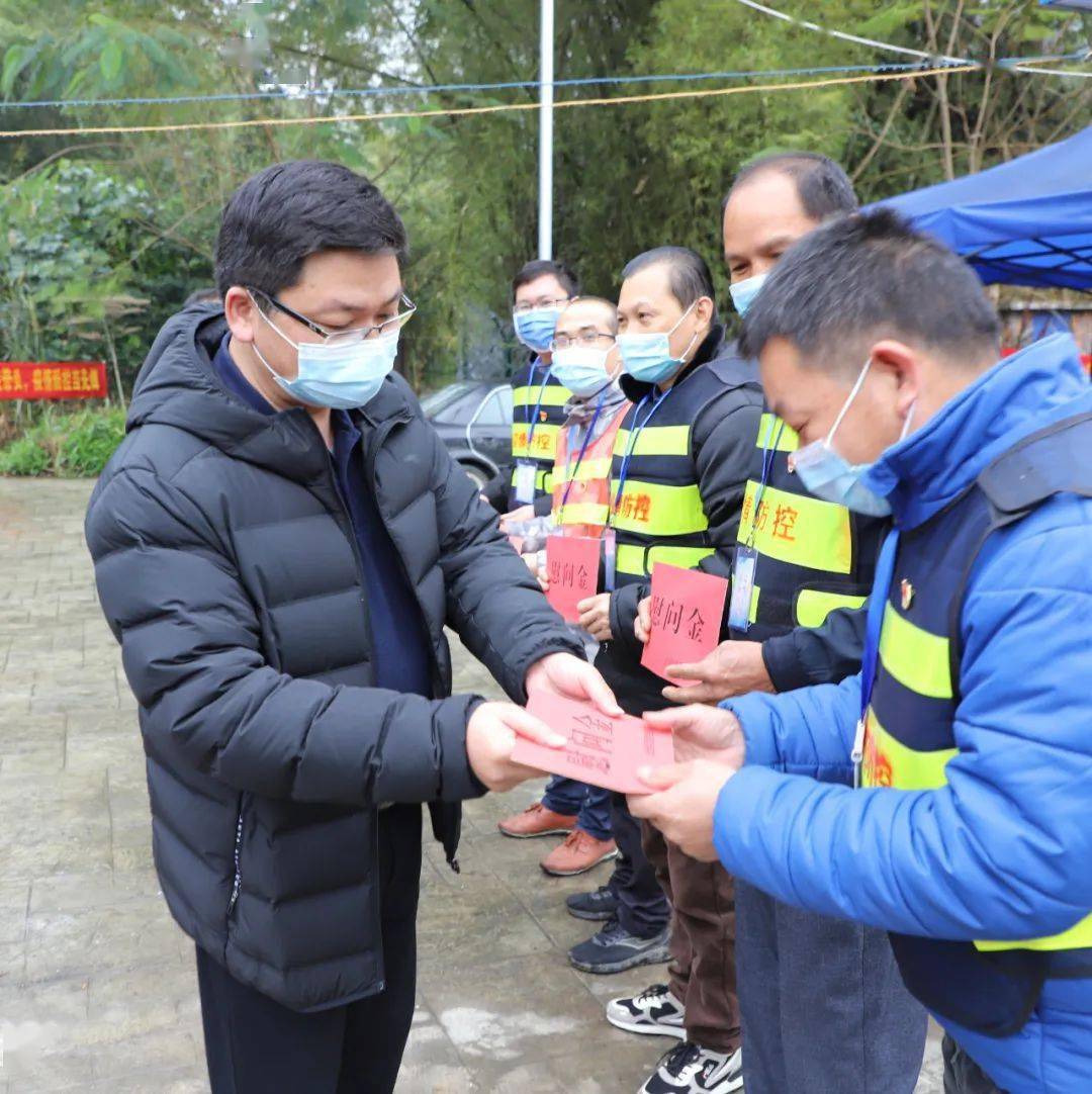 县长覃万宁到新大新酒店隔离点慰问值守人员)(县委书记高贤斌到隘江那