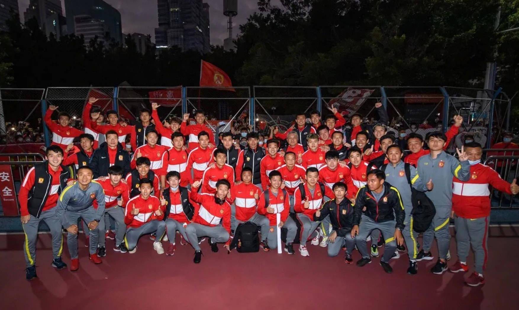 足球报|还是有钱！广州队球员收到半个月生活费2000万，来自体育局奖金