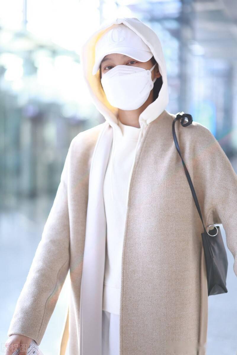街拍辛芷蕾白色连帽卫衣外搭长款开衫大衣前卫潮流范儿满满