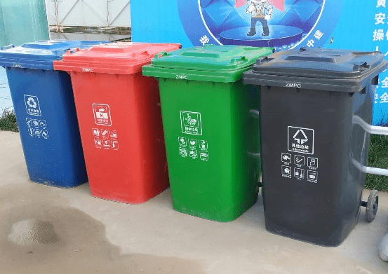 施工现场设置标准化围挡,垃圾分类回收站,基坑周边设置高低区自动喷淋