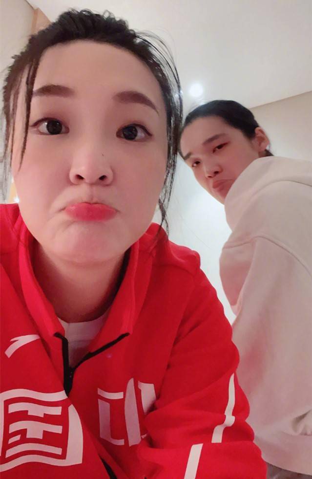 中国女排两大功勋搞笑合影惠若琪嘟嘴卖萌林莉手指鼻孔