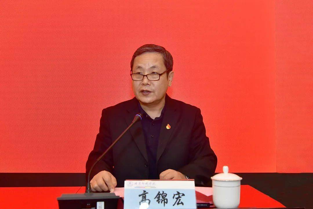 高锦宏发言高锦宏在发言中表示,坚决拥护和服从市委,市政府决定,将与