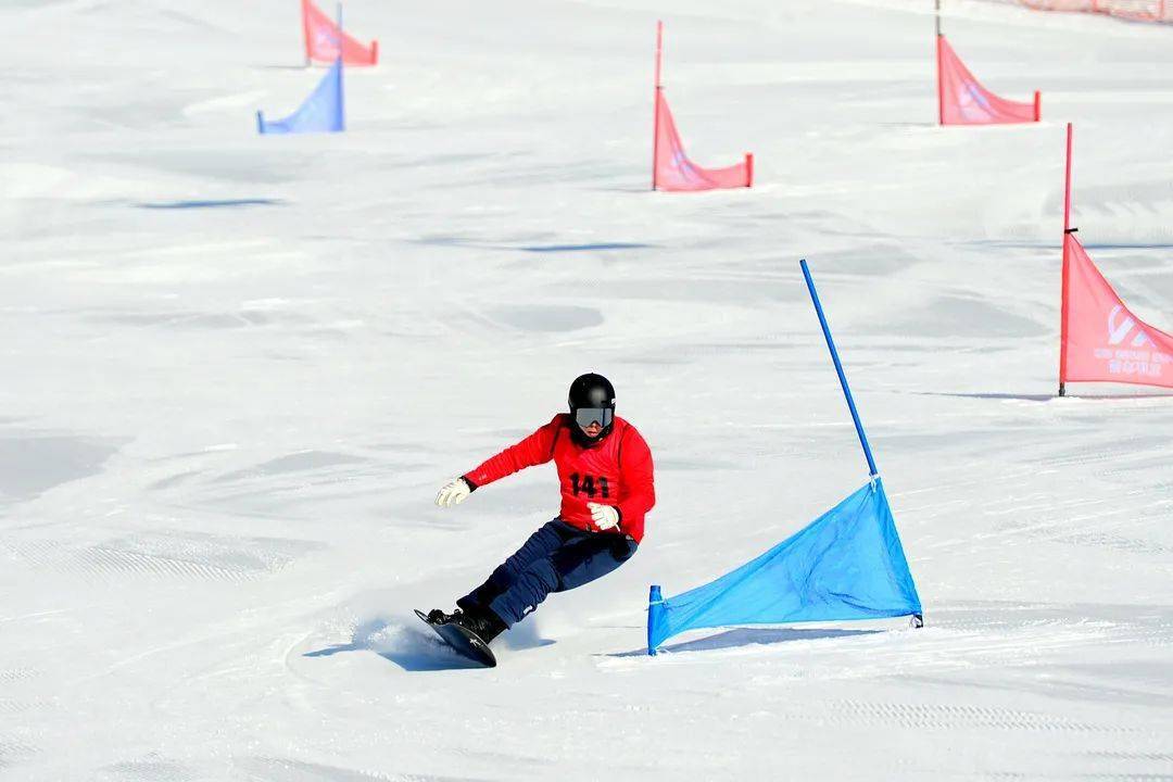 在雪道上留下飒爽的身姿从旗门中轻巧地回旋而过他