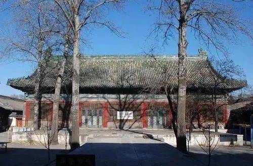 清朝先后在此街建有恒亲王府,瀛贝勒府,孚王府.