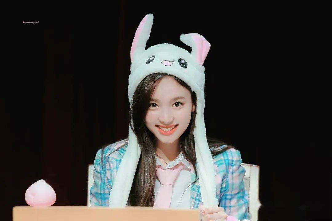 因为这位女团爱豆,而流行起来的会动耳朵兔子帽!_林娜琏_韩团_韩娱