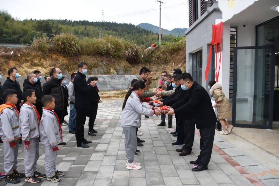 个畲家少年红色书屋在民族中心小学建立