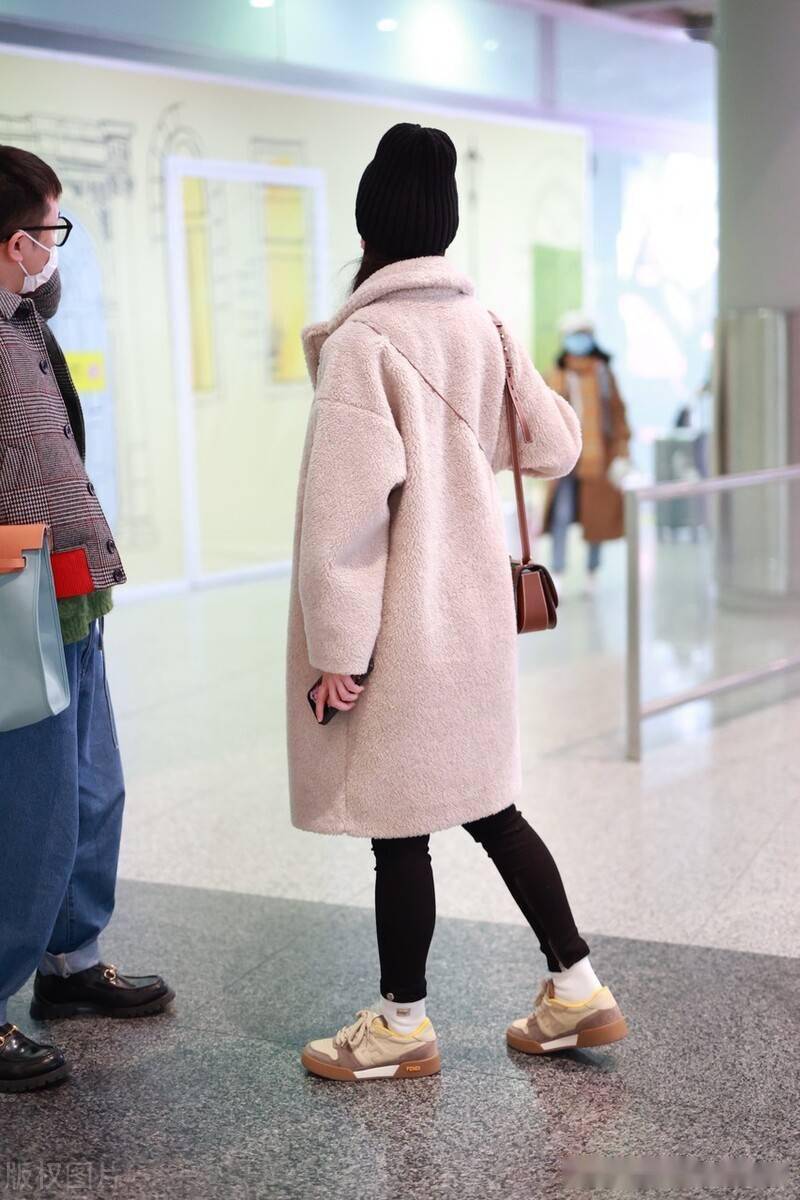 宋轶一身灰色羊羔毛外套现身搭配毛绒包包可爱甜美_机场_北京_宋轶