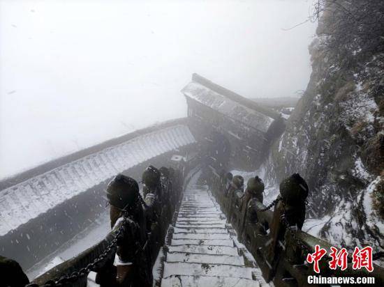 游客|湖北武当山迎来2022年第一场雪