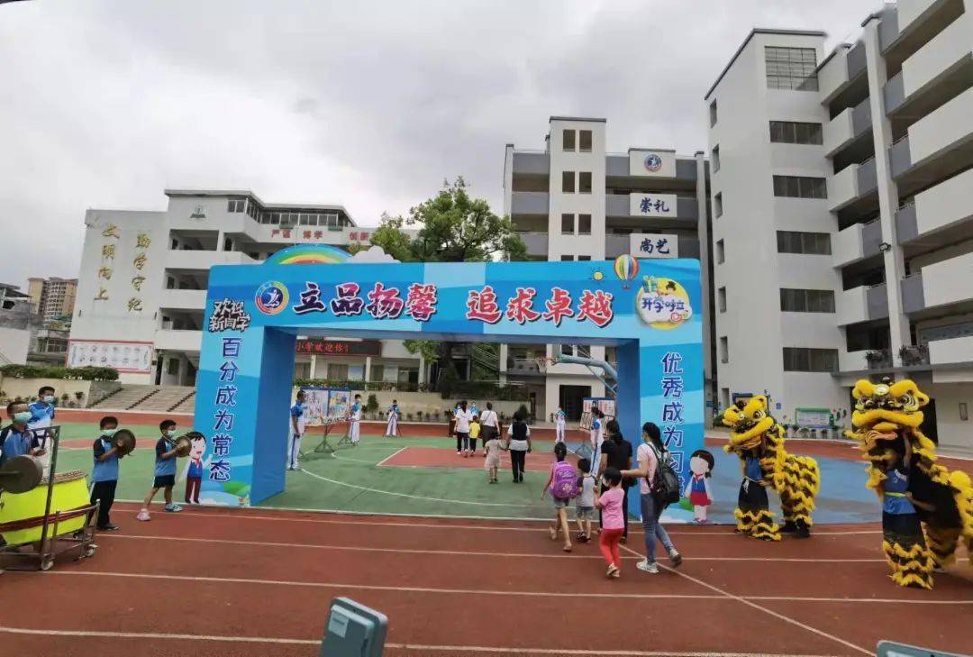 校长面对面江海区滘头小学黄柏信奉献是教育最美的底色