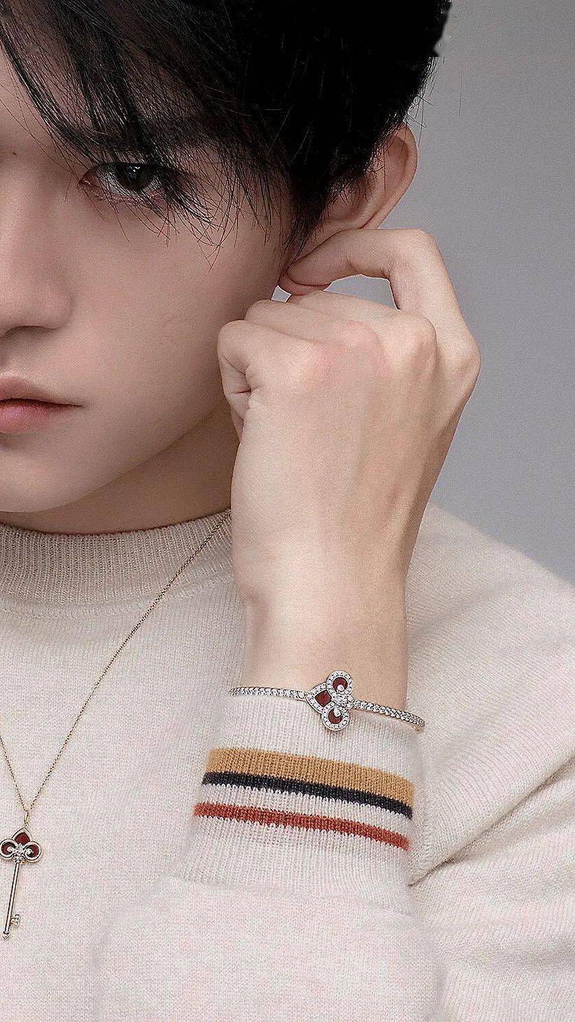 易烊千玺最新壁纸走一波tiffanyco新春限量大片优雅贵气的代言人好