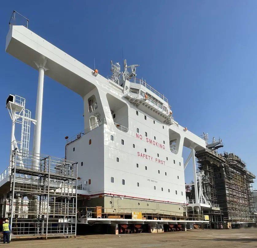 随着驳船缓缓驶离码头,外高桥海工2022年首批船舶上层建筑实现完整性