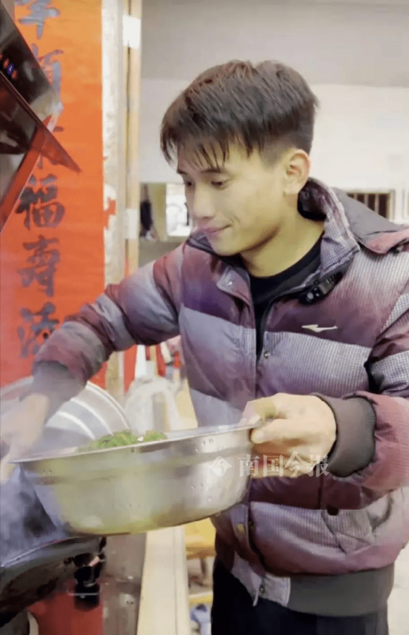 广西00后小伙凭卖鱼绝技在快手赚到第一桶金百万老铁狂赞高手在民间