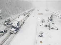 暴风雪致美国公路数百辆汽车堵塞被困！最长滞留约30个小时