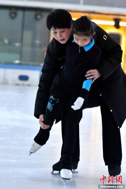 福州|福州冰上伉俪 带孩子们追逐“冰雪梦”