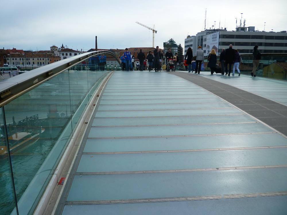 威尼斯著名“玻璃大桥”将改建，原因：太滑太危险
