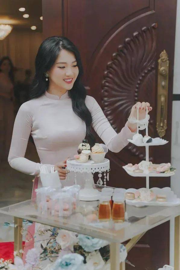 称她为"最美伴娘"ki67u在人群中确实很吸睛,但新娘并不觉得被抢风头