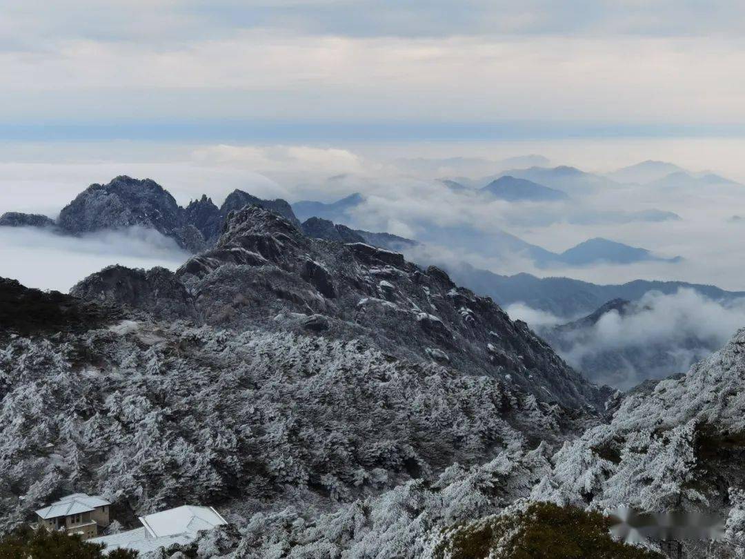 黃山風景區迎來2022年首場降雪_雲海_遊人_山巔