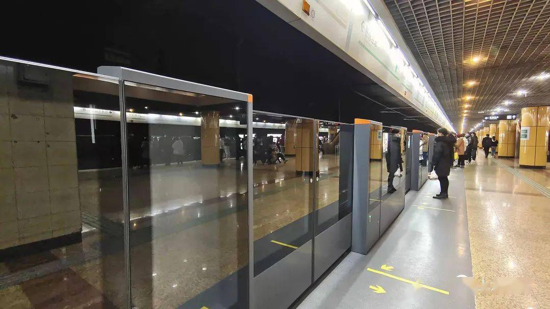 上海地铁2号线新变化!这扇门,更高了._安全门_站台_乘客
