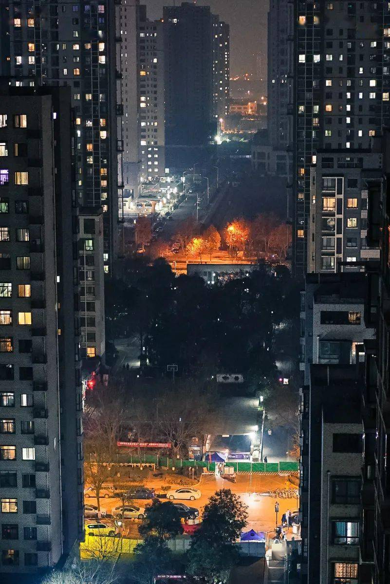 西安影像孩子站露台观望男人在阳台抽烟