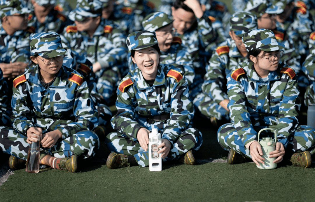 训练场上最可爱的人_军训_机位_少年