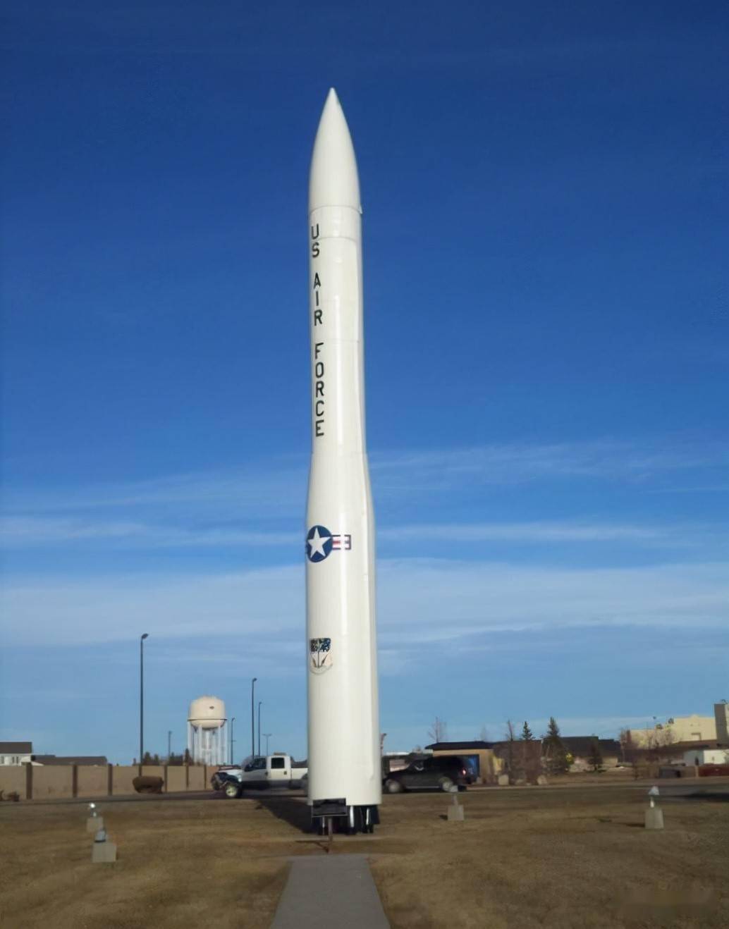 其次为了发展洲际导弹,日本不仅自研了三级全固体的艾普斯龙运载火箭