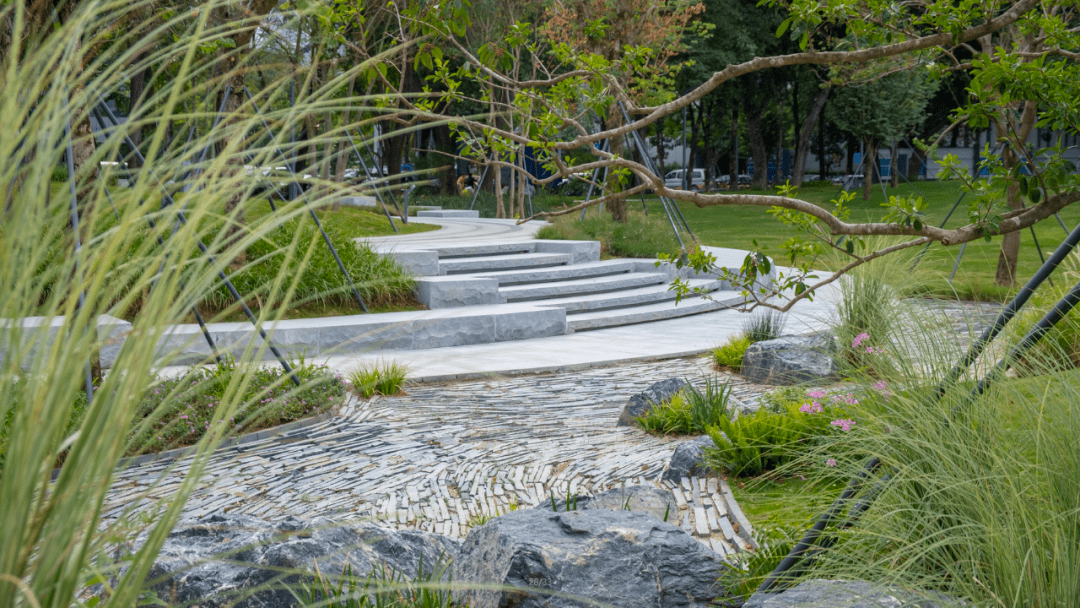 轴线式布局勾勒出一幅现代,自然,科技相融合的复合型生态景观空间