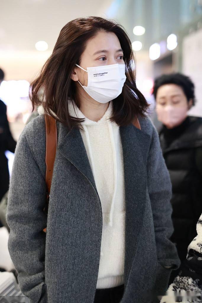 袁咏仪张智霖夫妇现身机场张智霖贴心推行李箱紧跟袁咏仪