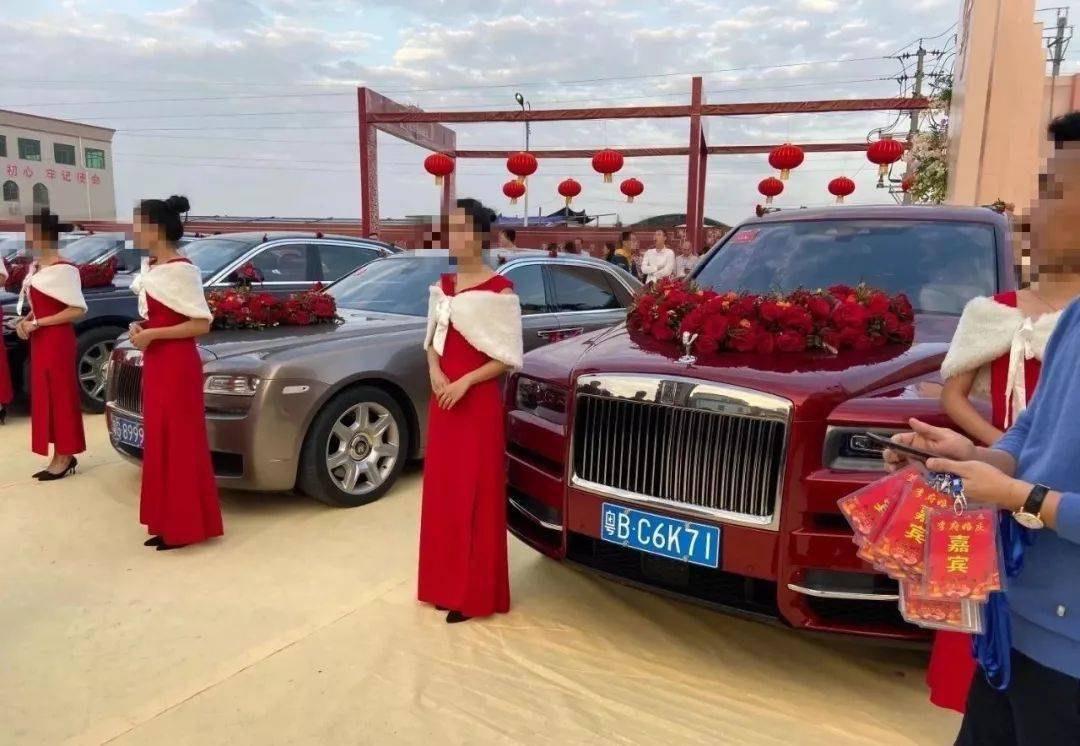 广东惊现黄金新娘全身挂满上百个金镯子刷爆朋友圈