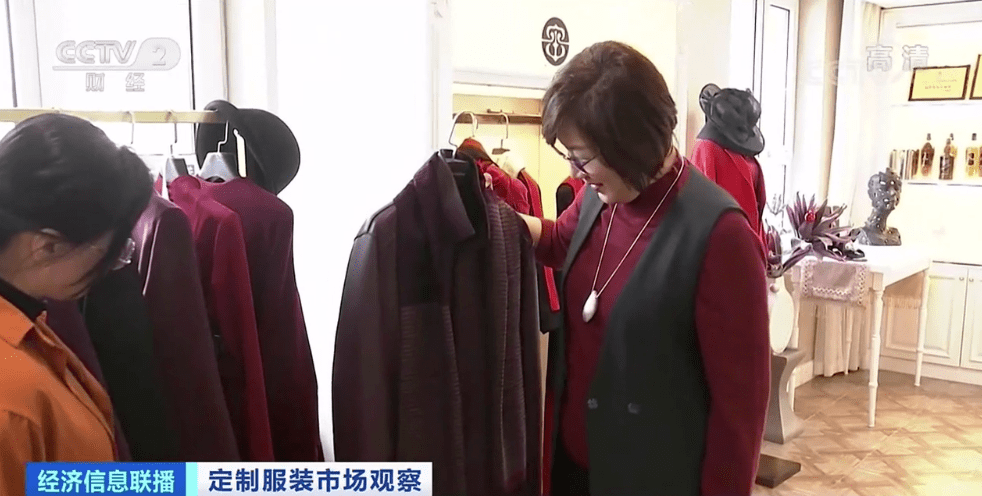 生产一件衣服1000多元，这类服装大受追捧！有企业一年狂卖120万件套…你穿过吗？