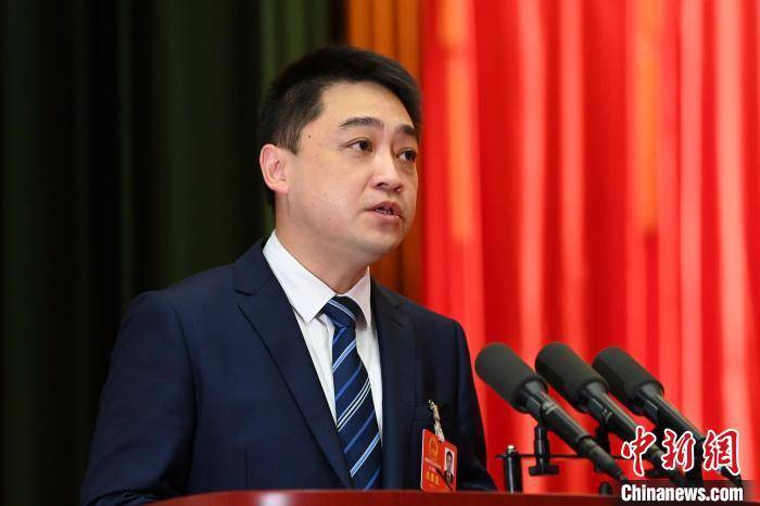 在龙岩市六届人大一次会议上,龙岩市市长胡盛表示,要更深层次对接融入